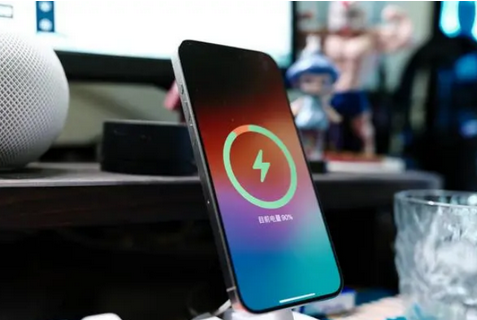 桑日苹果15换屏服务分享用什么充电器给iPhone15充电更好 
