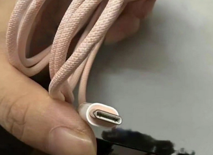 桑日苹果15维修店分享iPhone15USB-C数据线长啥样